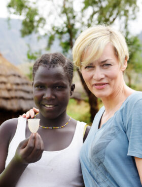 Das tut gut: Schauspielerin Gesine Cukrowski und Projektteilnehmerin Mouro Brenda im Dorf Nadorin. Mit Menstruationstassen schenkt die Welthungerhilfe in Uganda Mädchen und Frauen Freiheit. Die Welthungerhilfe ist Mitglied der Initiative 
