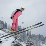 Der 74-jährge Skispringer Jan Willy Oskal tritt 2019 bei der Weltmeisterschaft der Skisprung-Veteranen Vikersund, Norwegen an. Wir brauchen Mut, um nach eigenen Vorstellungen zu leben, um aufzustehen und einzuschreiten.