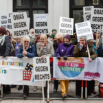 Omas gegen Rechts protestieren gegen die AfD in Hamburg: Mutig stellen sich die älteren Frauen den Rechten entgegen.