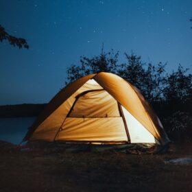 Resonanz: im Zelt am See innehalten und Natur erleben.