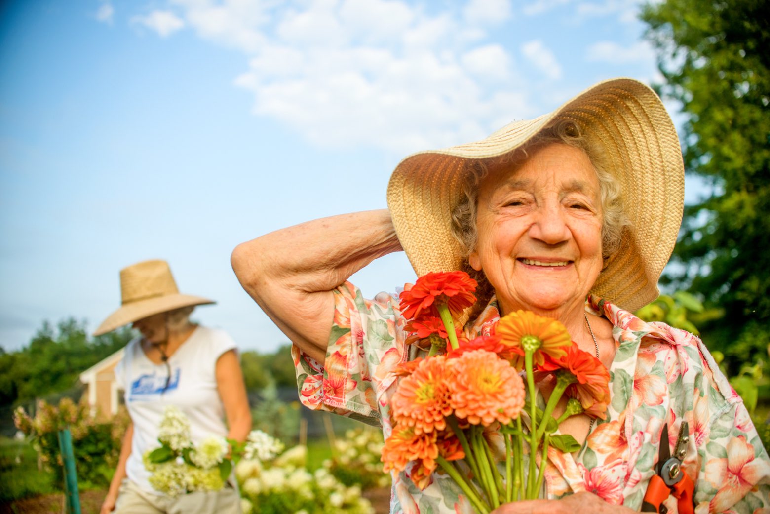 Erfüllung im Garten: Ältere Frau mit Blumenstrauß
