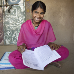 Mit einem Stipendium von Childfund macht Sheela die Ausbildung zur Krankenschwester, unterstützt auch durch Testamentsspenden.