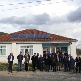 Im albanischen Kutë stattet EuroNatur mit Spendengeldern öffentliche Gebäuden mit Solarpaneelen aus, für naturverträglichen Strom.
