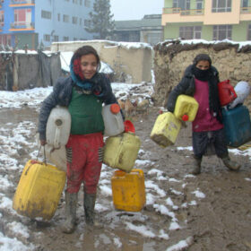 Die Winterhilfe der Johanniter versorgt – finanziert durch Spenden – geflüchtete Familien in Kabul mit dem Nötigsten.