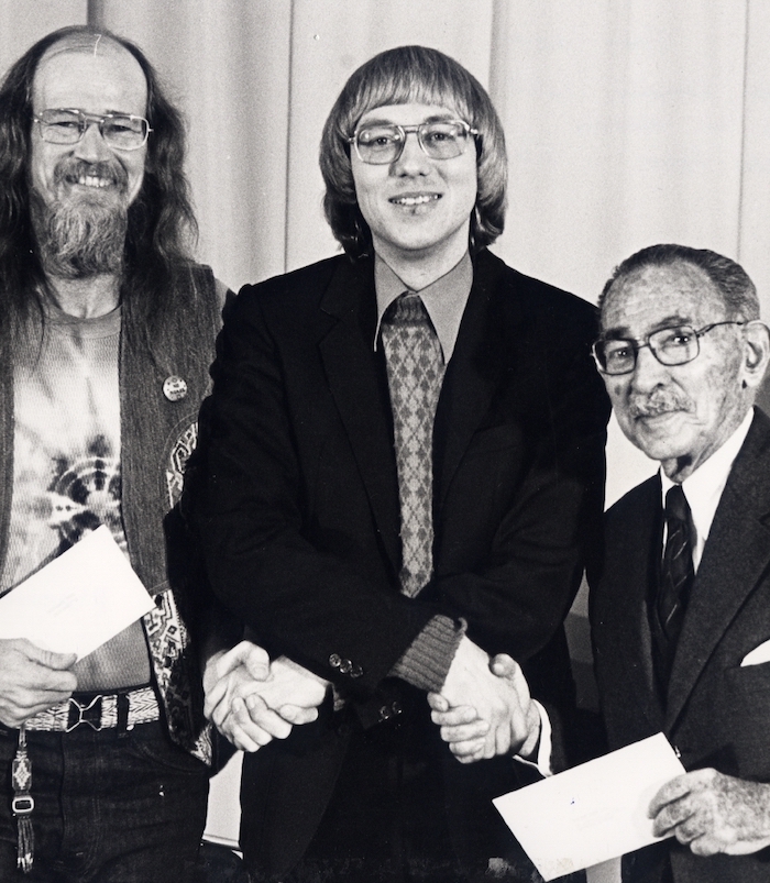 Jakob von Uexküll mit den beiden ersten Preisträgern 1980.