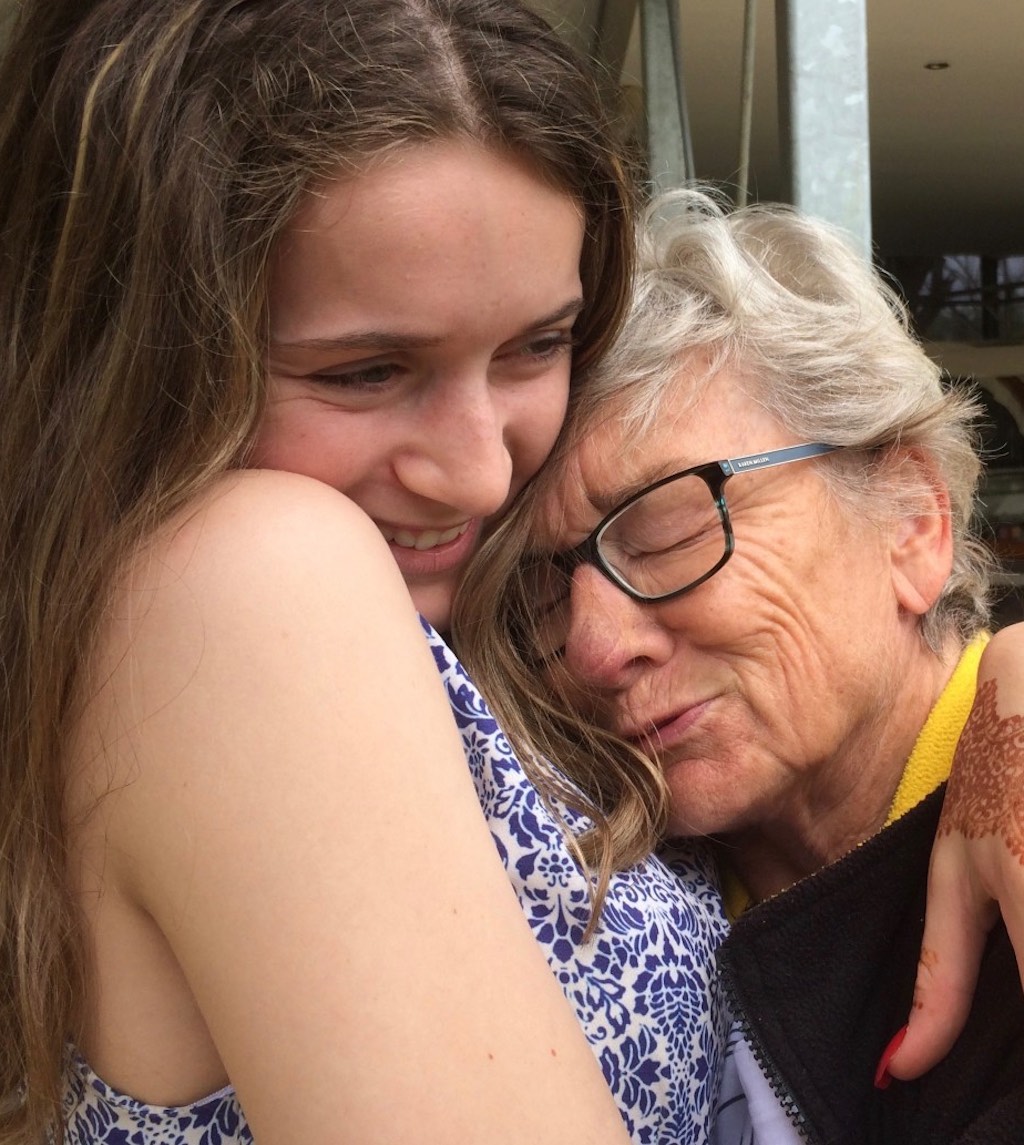 Liebe zeigen: Eine Enkeltochter nimmt ihre Oma in die Arme.