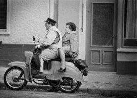 Nostalgie tut gut: Ein Paar auf einer „Schwalbe“, einem in der DDR produzierten Kleinkraftrad.