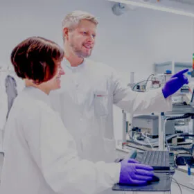 Mit Hilfe großzügiger Spenden betreibt die DKMS eigene Forschungsprojekte, um Stammzellspenden zu verbessern.
